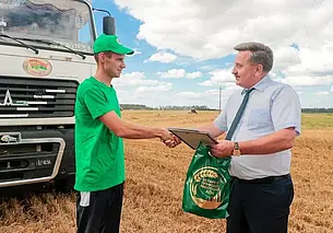 Водитель ОАО «Рассвет» первым в Могилевской области перевез 4 тысячи тонн зерна. Фотофакт