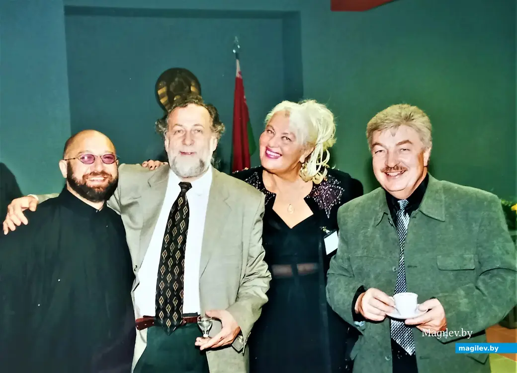 Владимир Браиловский всегда был и остается человеком общительным и коммуникабельным. Справа тележурналист Элеонора Езерская и заместитель Браиловского по филармоническим