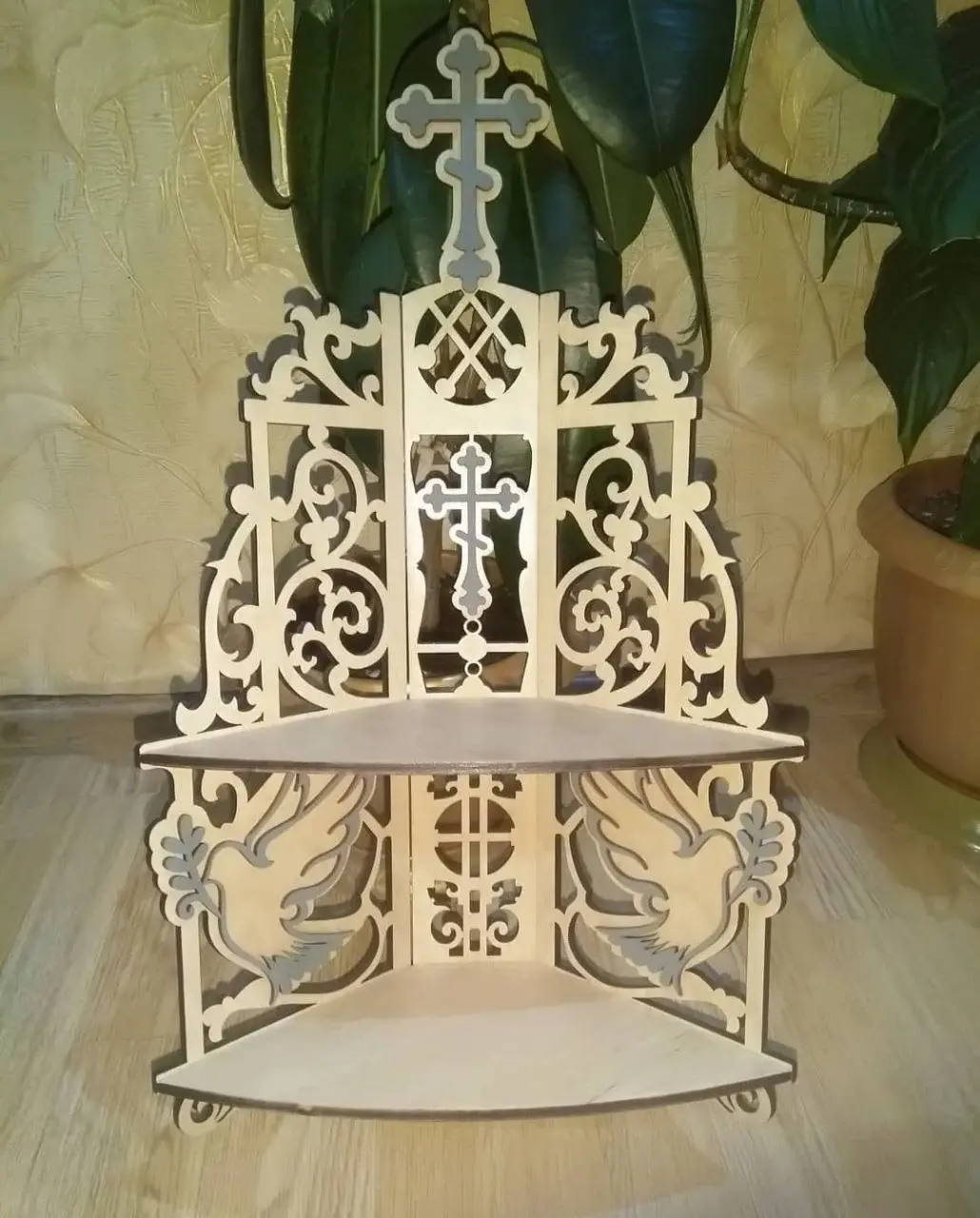 Ремесленник Дмитрий Щербань. Угловая полочка для икон.