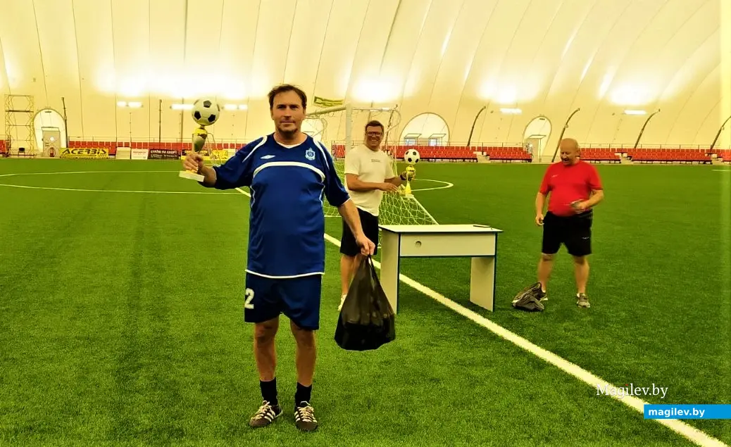 Приз – в студию! В смысле, на поле! Мастер спорта СССР Владимир Мигурский («Спарта») с призом. Международный турнир среди ветеранов по футболу памяти Виталия Шарбура.