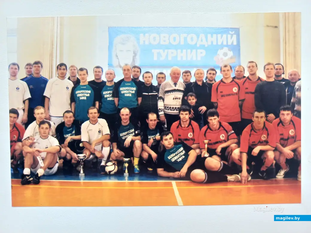 Виталий Шарбур (в центре, в светлом свитере) сам всегда присутствовал на различных футбольных турнирах. Могилев, спорткомплекс «Локомотив». 2005 год.