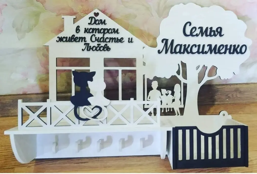 Ключница-полочка для дружной семьи работы ремесленника Дмитрия Щербаня.