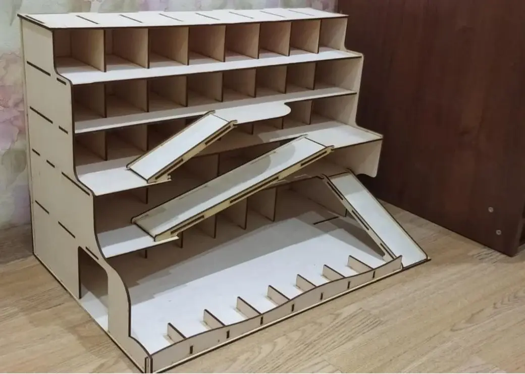 Многоуровневая парковка для игрушечных машинок работы ремесленника Дмитрия Щербаня.