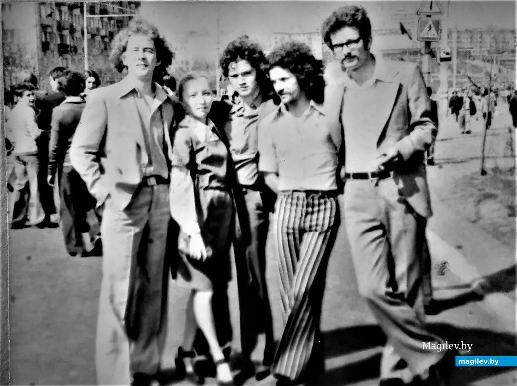 Александр Богинцев с друзьями. Могилев, проспект Мира, 1970-е годы.