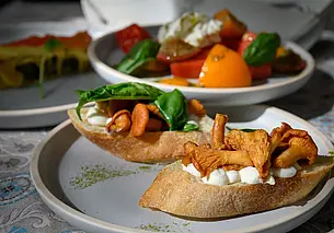 Сколько белорусов встретили Новый год в ресторанах и кафе? Цифры от МАРТ