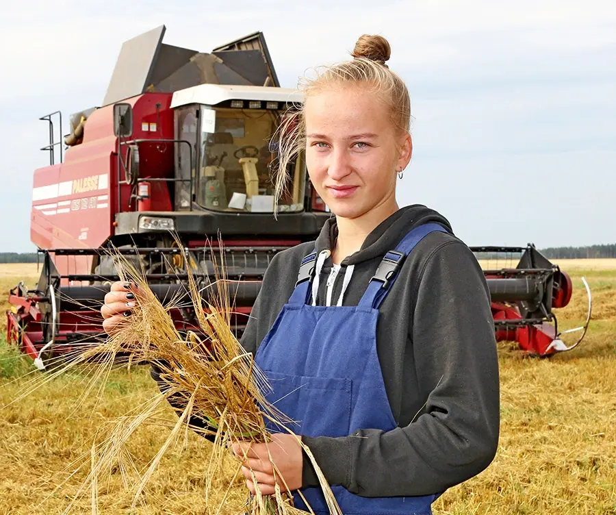 Помощник комбайнера Екатерина Петроченко. ОАО «Любиничи-Агро» Шкловского района. Август 2022 года. Фото shklovinfo.by.
