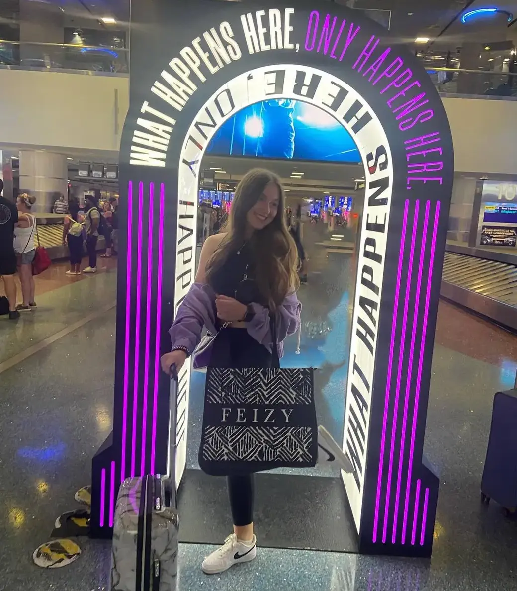 Карина поработала фэшн-промоутером на выставке в Лас-Вегасе