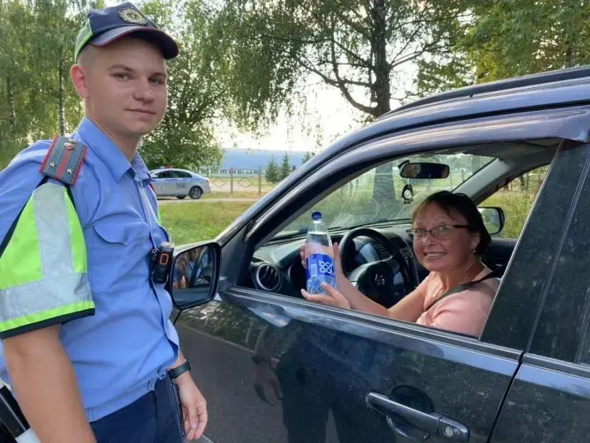 В Горках сотрудники ГАИ напоминают водителям о безопасности в жару и раздают воду. Фото сайт mogilevnews.by.