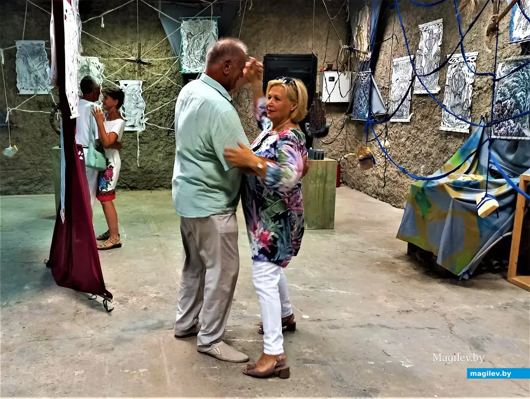 Алла Левашова (одна фамилия чего стоит) вальсирует с Володей Онищуком (тоже еще тот «семидисятник»). Галерея Андрея Воробьева на Дубровенке. Могилев, 25.08.2022 года.
