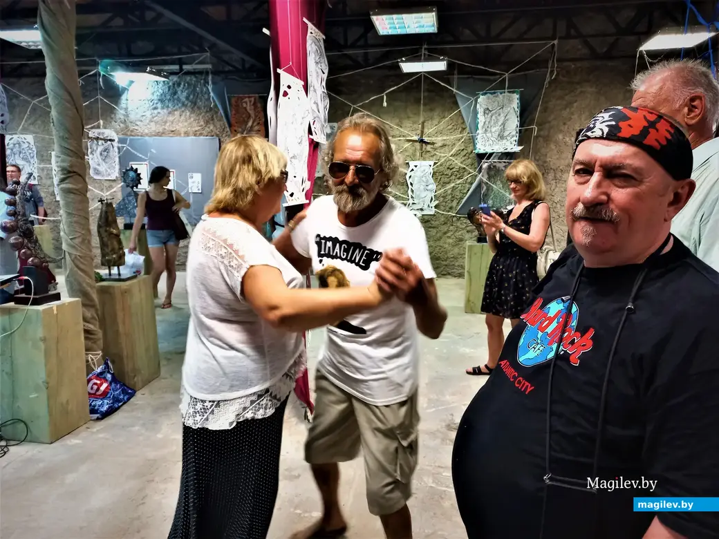 Володя Кутузов хорош и в медленном танце. Галерея Андрея Воробьева на Дубровенке. Могилев, 25.08.2022 года.