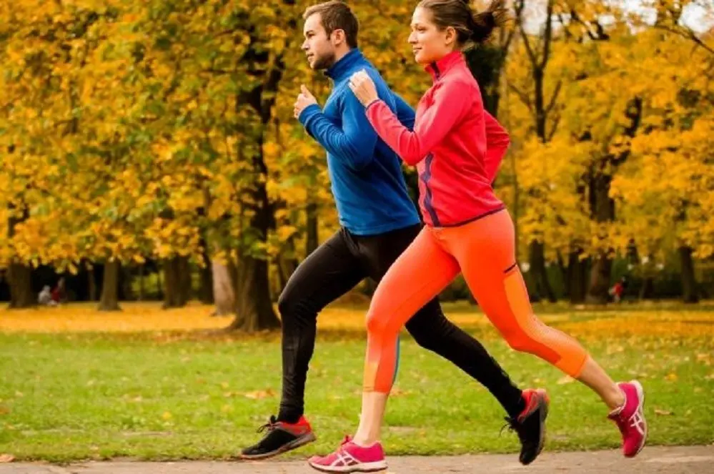 Особое внимание осенью стоит уделить выбору спортивной одежды.