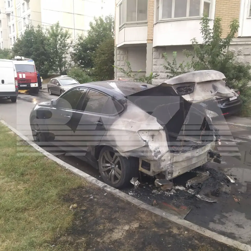 У BMW Х6 полностью выгорел багажник.