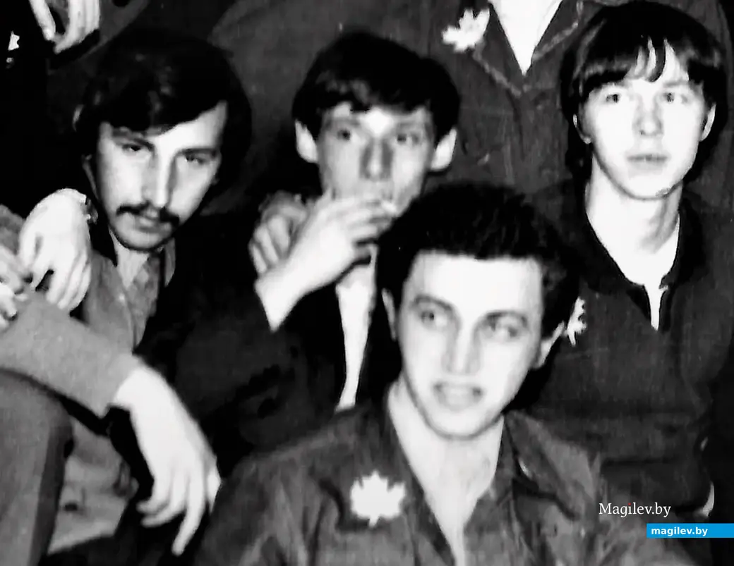 Алик Бедулин (крайний слева) с товарищами. Могилев, 1970-е годы.
