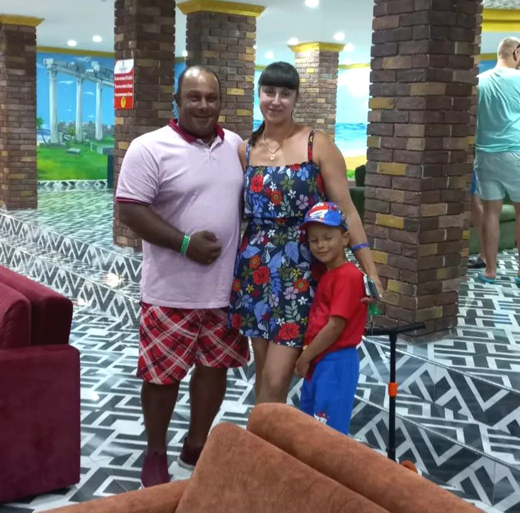 Герой материала с женой и сыном. Фото с сайта 1prof.by