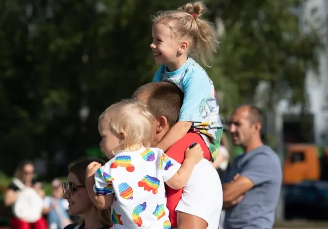 У белорусов спросили, кто должен быть главным в семье. Что показал опрос?