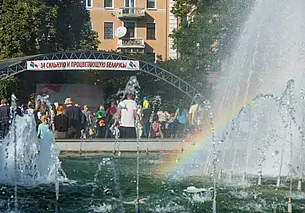 «Они моют пищевое оборудование в фонтане, а потом на нем готовят!»