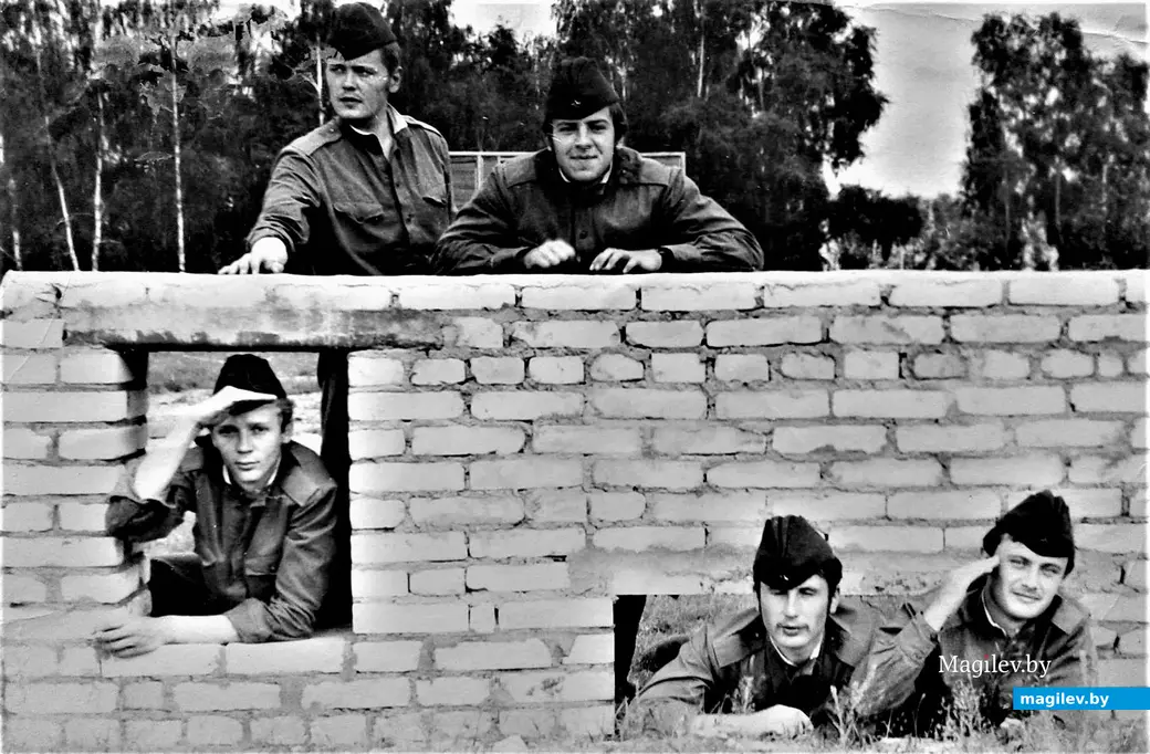 В армии всегда находилось время для каких-нибудь приколов. Хотя бы фотографических. Кстати, вверху справа – Серега Трух, коренной житель Луполова. 1977 год.