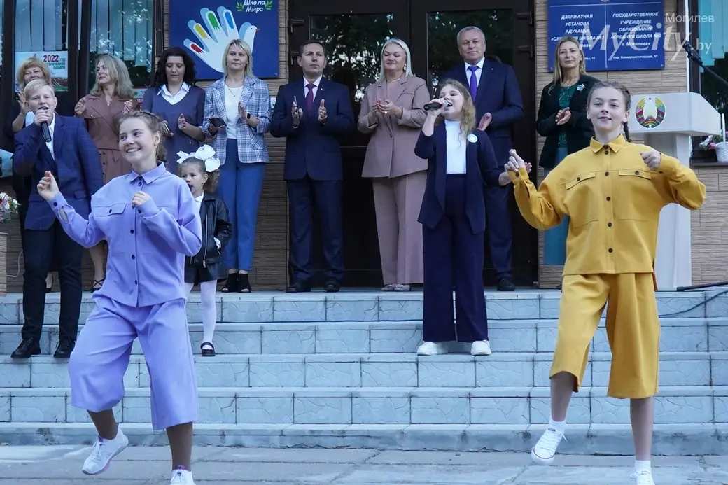 Торжественная линейка в средней школе №2 Могилева. Фото Юлии Фартух.