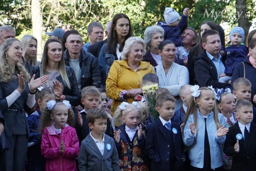 Торжественная линейка в средней школе №2 Могилева. Фото Юлии Фартух.