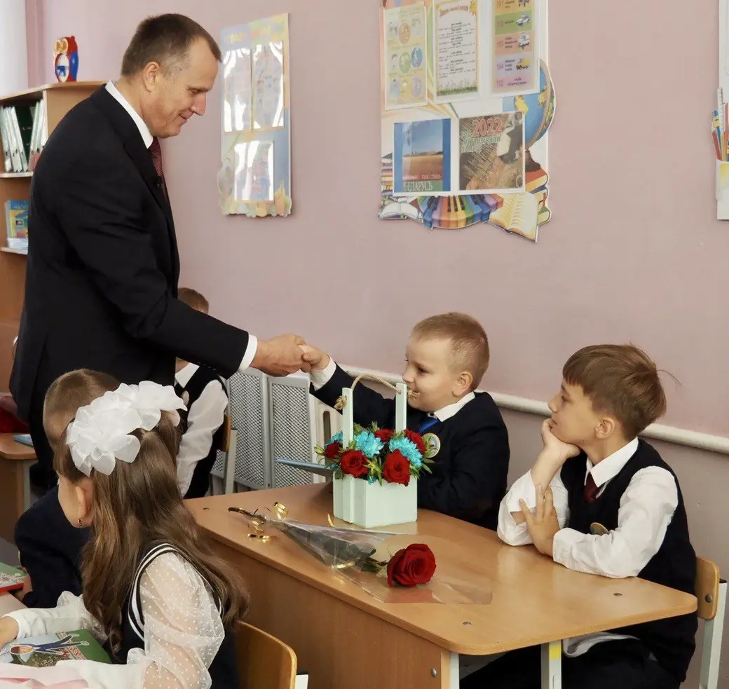 1.09.2022 г. Могилевский район. Губернатор Анатолий Исаченко посетил Буйничскую СШ. Фото: t.me/isachenkobel