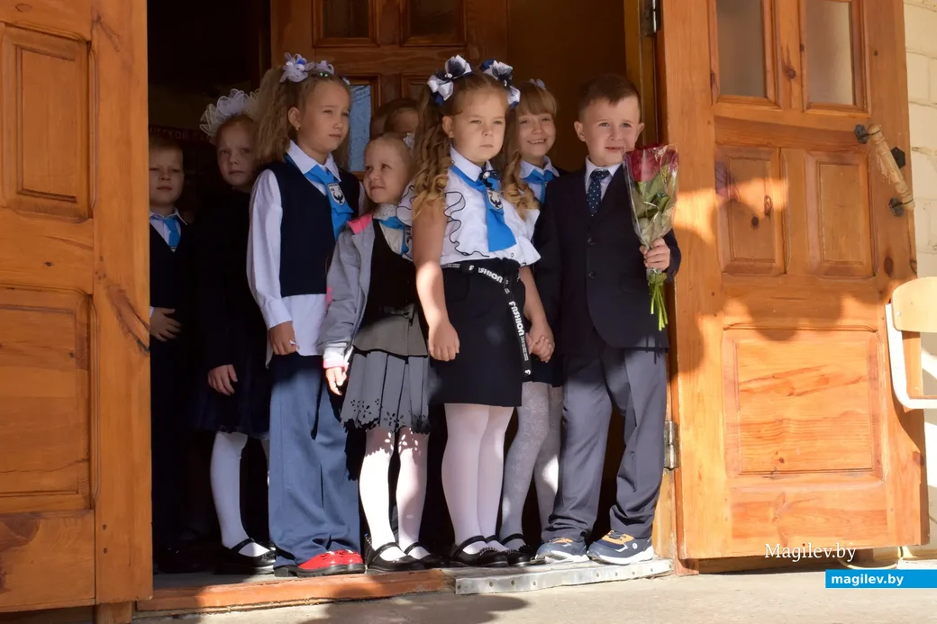 01.09.2022. Торжественная линейка в СШ №31. Сосредоточенность во взглядах первоклашек.