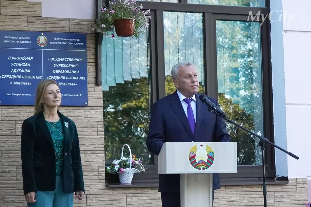 Торжественная линейка в средней школе №2 Могилева. С Днем знаний поздравляет председатель Могилевского горисполкома Владимир Цумарев. Фото Юлии Фартух.