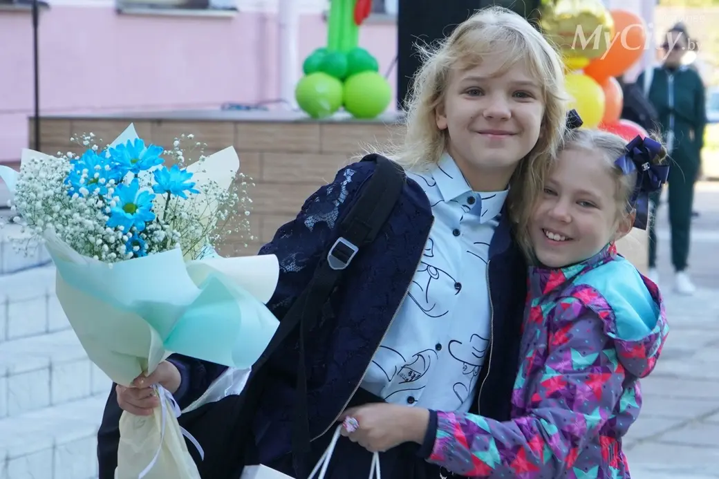 Торжественная линейка в средней школе №2 Могилева. Фото Юлии Фартух.