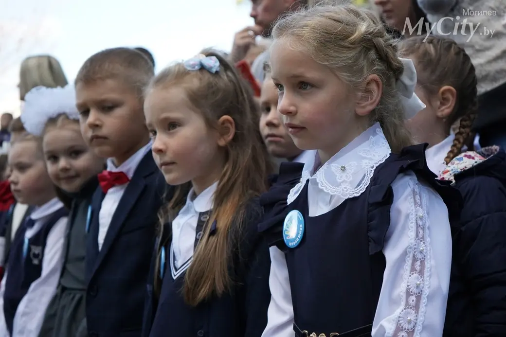 Торжественная линейка в средней школе №2 Могилева. Фото Юлии Фартух.