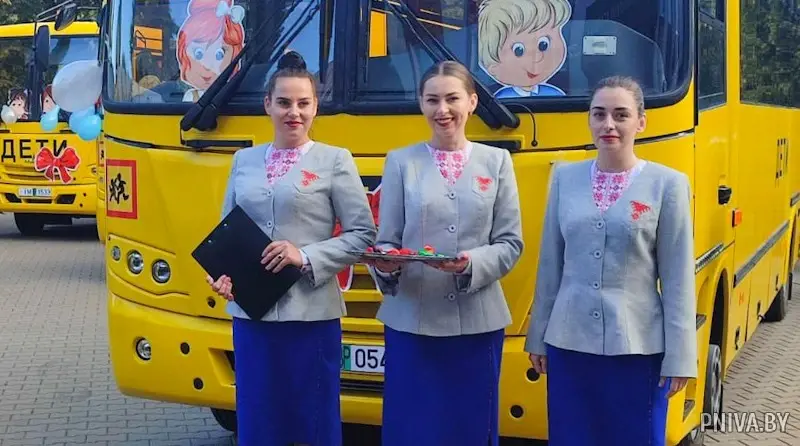 Торжественная церемония вручения ключей от школьных автобусов. Могилевский район, 1 сентября 2022 года. Фото Татьяны Архиповой.