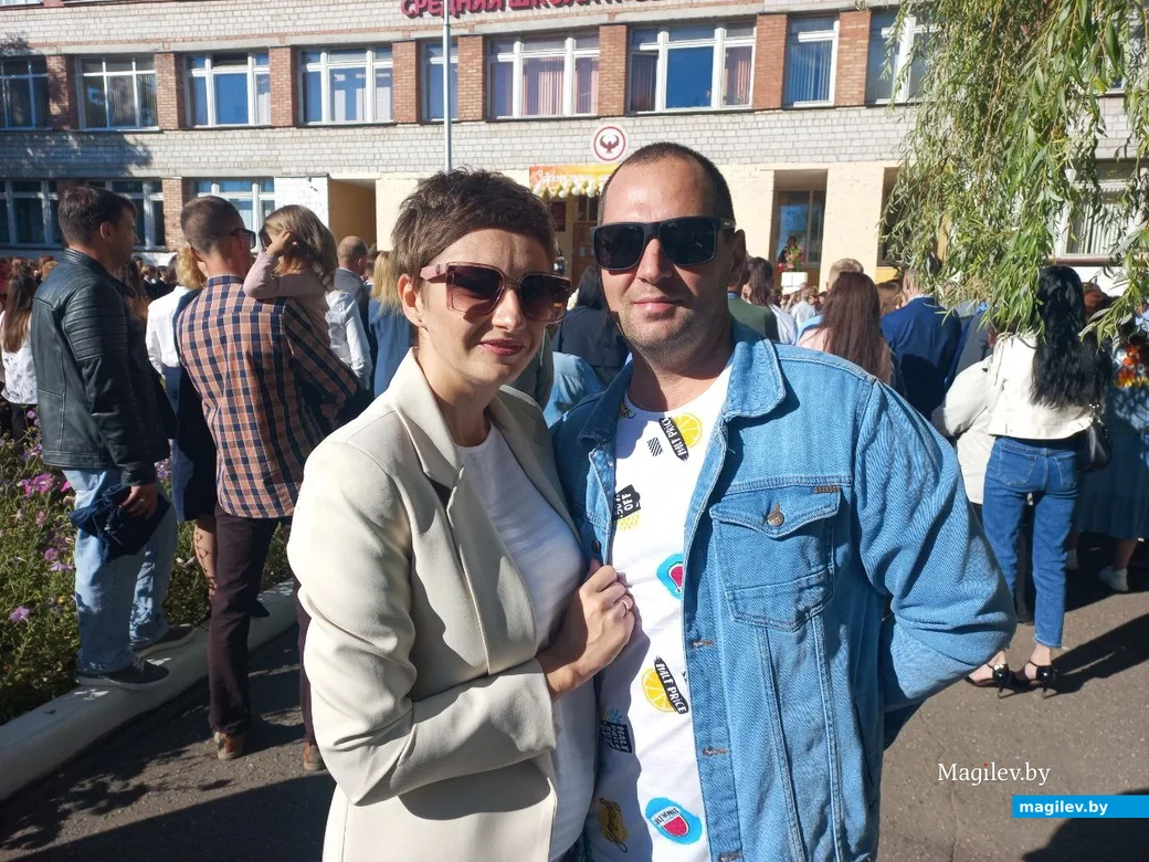 01.09.2022. Торжественная линейка в СШ №31. Родители первоклассника Захара.