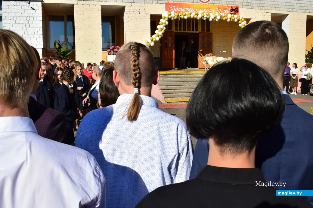 01.09.2022. Торжественная линейка в СШ №31. Креатив от одиннадцатиклассника.