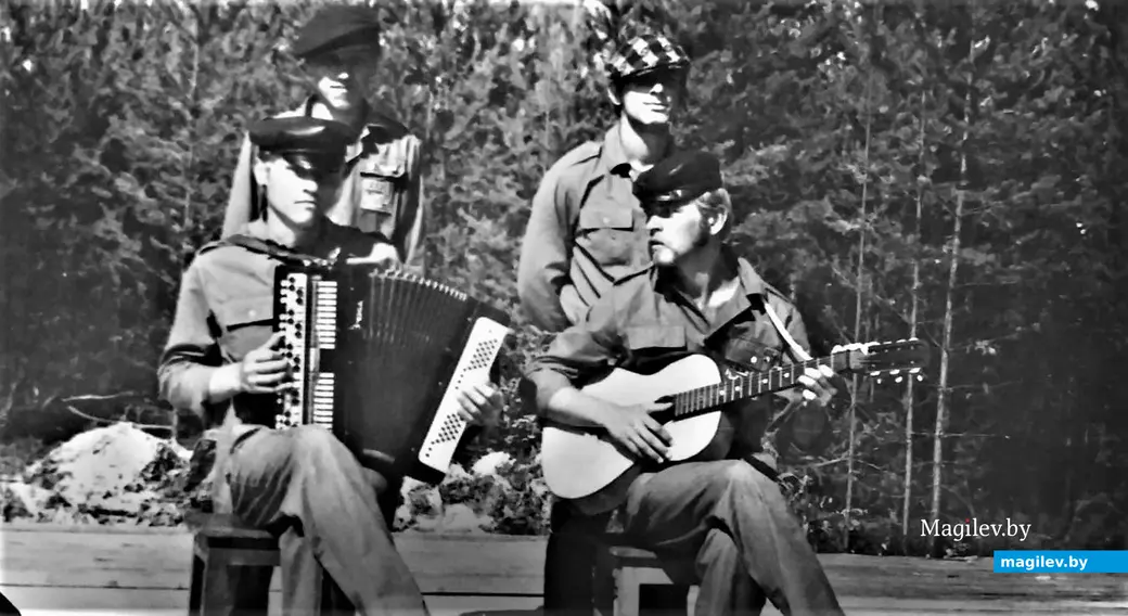 Евгений Байков (с гитарой) и его товарищи по институту выдают очередной номер художественной самодеятельности, 1973 год.