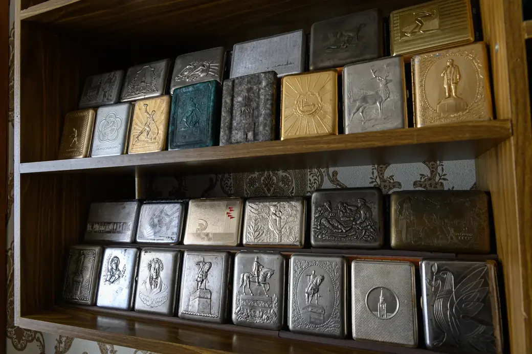 02.09.2022. Бобруйск. Бобруйский пенсионер Юрий Казакевич коллекционирует портсигары советского времени и монеты с анималистичной чеканкой