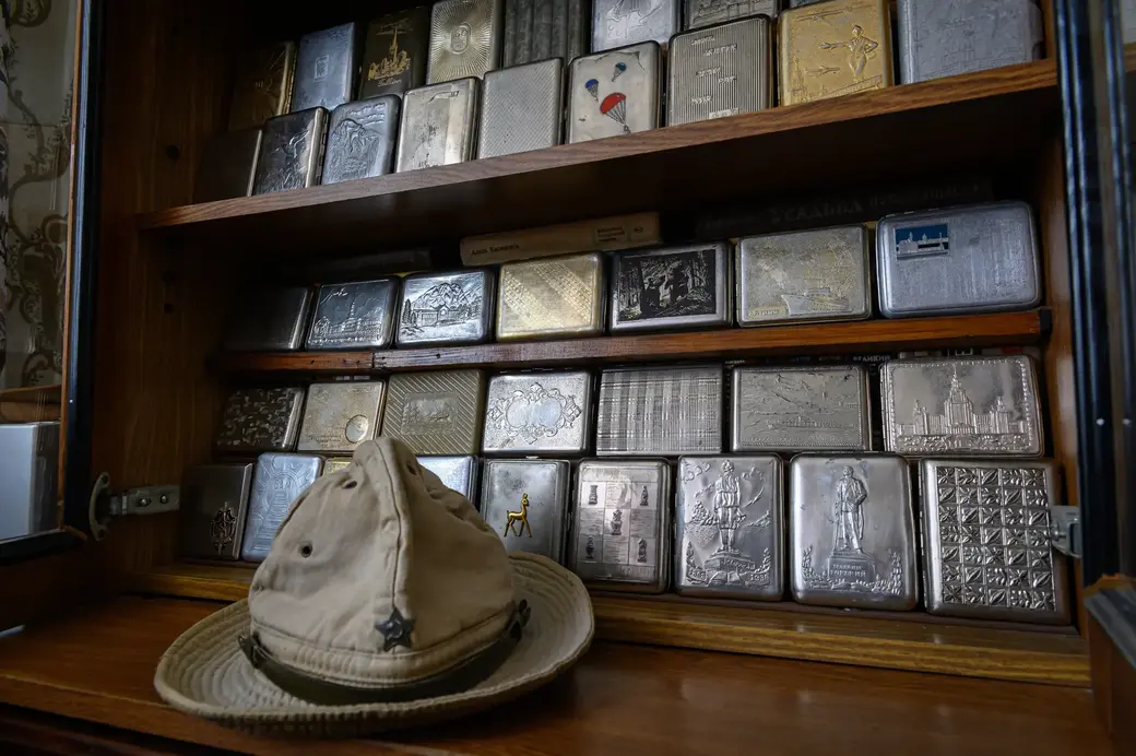 02.09.2022. Бобруйск. Бобруйский пенсионер Юрий Казакевич коллекционирует портсигары советского времени и монеты с анималистичной чеканкой