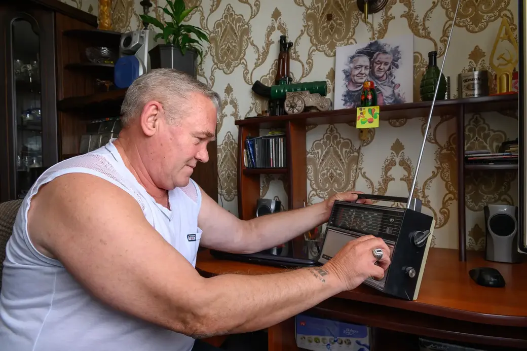 02.09.2022. Бобруйск. Бобруйский пенсионер Юрий Казакевич коллекционирует портсигары советского времени и монеты с анималистичной чеканкой