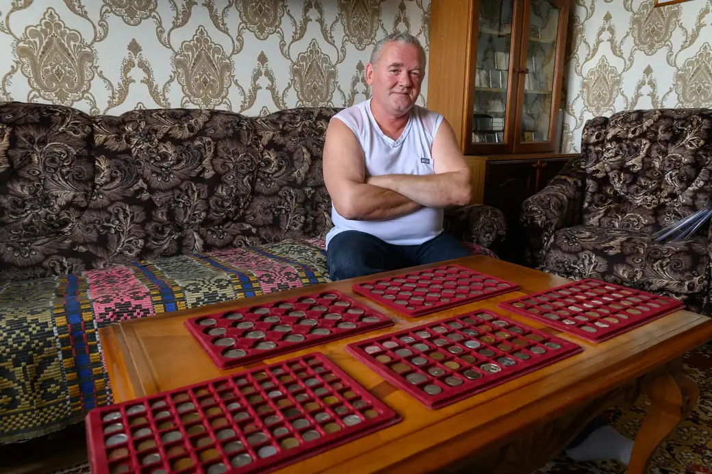 02.09.2022. Бобруйск. Бобруйский пенсионер Юрий Казакевич коллекционирует портсигары советского времени и монеты с анималистичной чеканкой