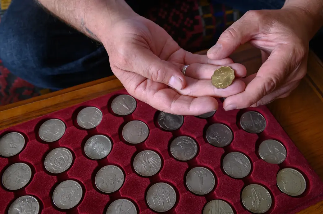 02.09.2022. Бобруйск. Бобруйский пенсионер Юрий Казакевич коллекционирует портсигары советского времени и монеты с анималистичной чеканкой
