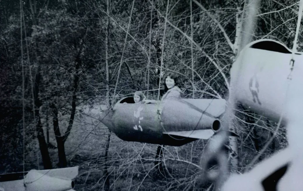 Бобруйский городской парк культуры и отдыха. 1980 год. Наталья с друзьями, семьей Потаниных, на