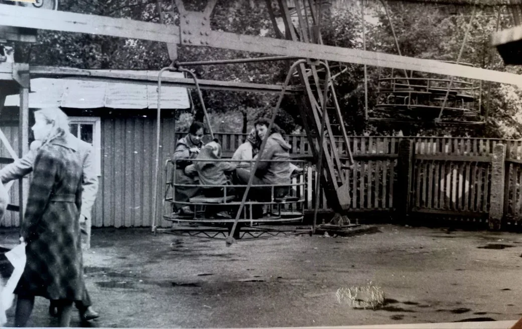 Бобруйский городской парк культуры и отдыха. 1980 год. Наталья с друзьями, семьей Потаниных, на