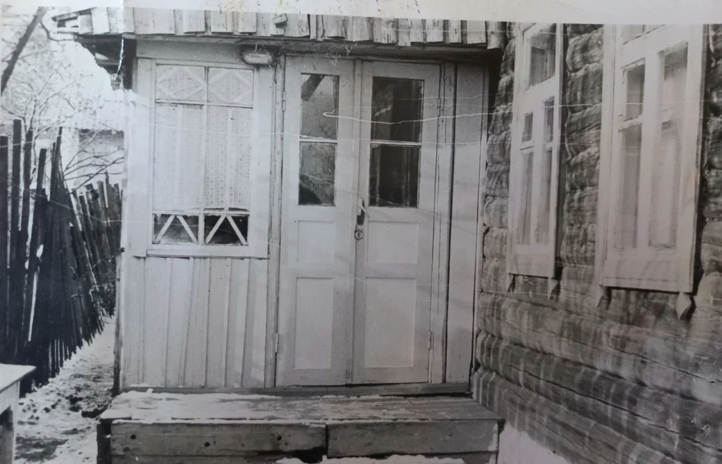 Родной дом Натальи - скромная, но заветная мечта ее мамы Евдокии, 1980-й год.