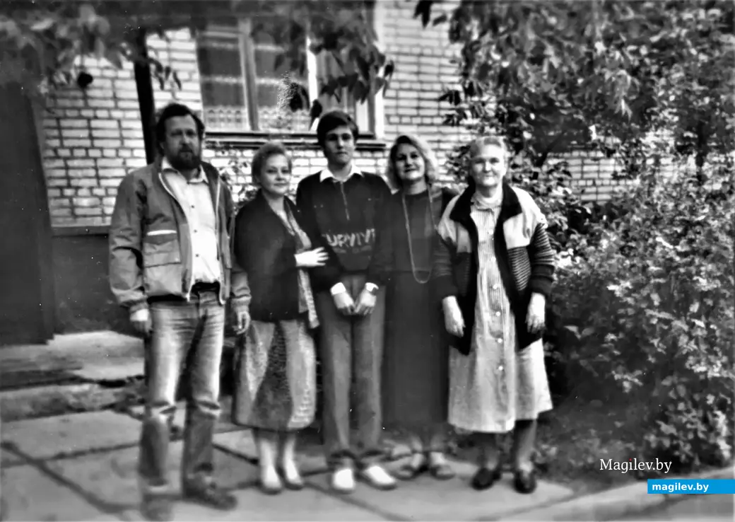 «Под крышей дома своего...». Владимир Браиловский со своими близкими у подъезда дома на Юбилейном, где он жил. Могилев, 1980-е годы.