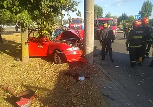 На бульваре Непокоренных автомобиль врезался в столб. Водитель в реанимации