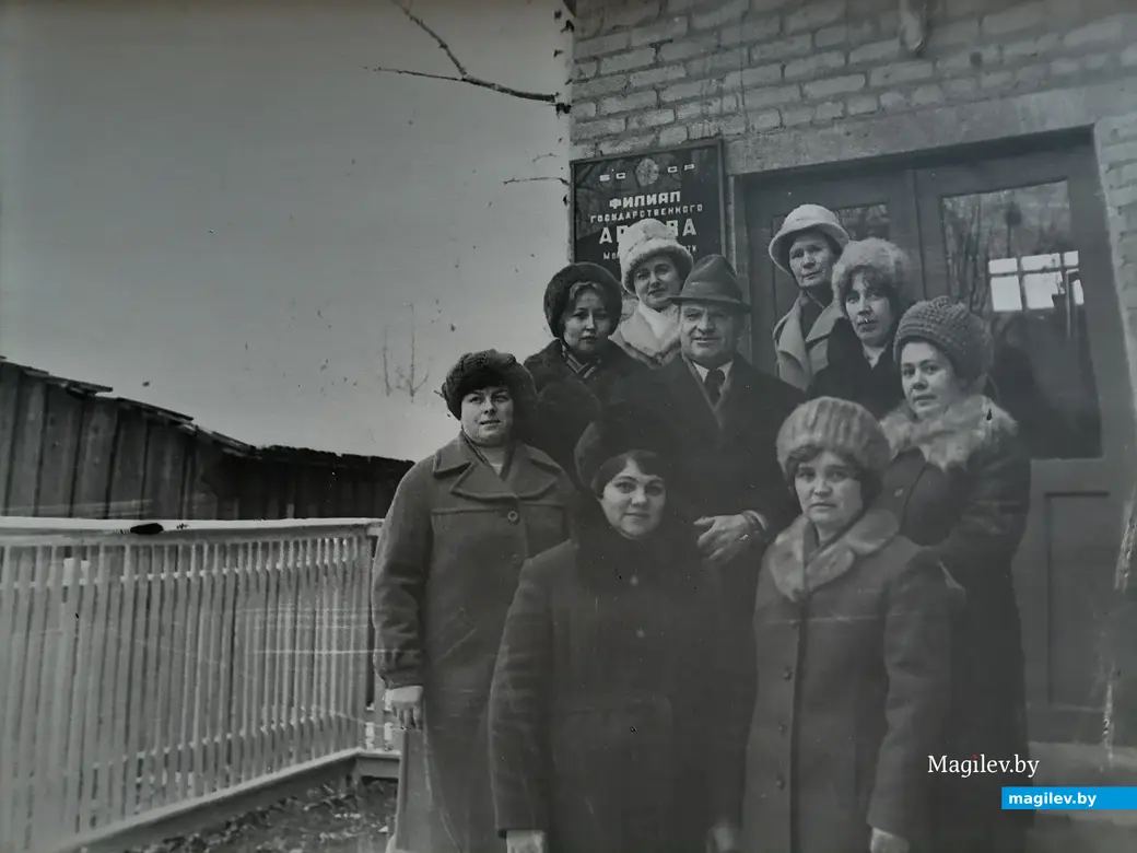 Директор Иван Осипович Шувалов с коллективом архива. Фото из фондов архива.