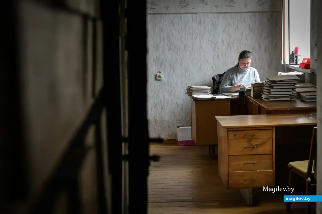 Зональный государственный архив в г. Бобруйске. За работой Елена Калашникова, ведущий архивист отдела сохранности и использования документов.