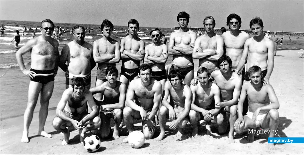 Эти ребята и отдохнуть умели, и сыграть могли. Футбольная команда "Днепр" (Могилев) на пляже в Паланге (1974 г.). Фото Валерия Москалева.