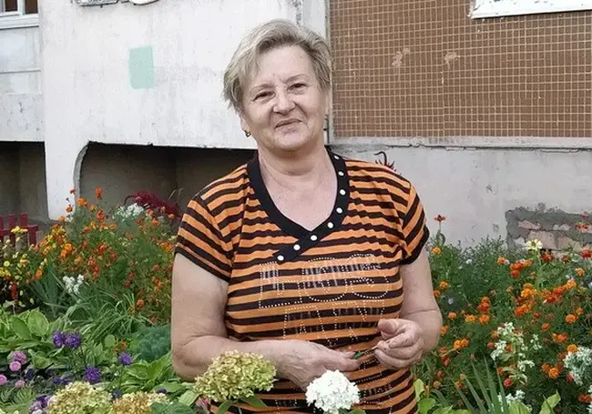 «Для всех – так захотелось…». Жительница дома по бульвару Непокоренных Могилева создала под окнами своей многоэтажки цветущий оазис