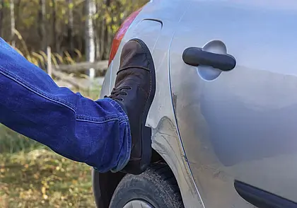 Могилевчанин повредил автомобиль соседа, приревновав того к жене