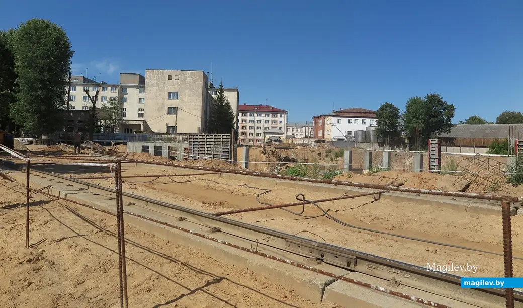 Сентябрь 2022 г. Могилев. В настоящее время строители «колдуют» над котлованом и изготовлением плитного фундамента