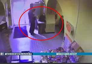 Могилевчанин в магазине открыл ячейку и забрал чужой рюкзак (видео)