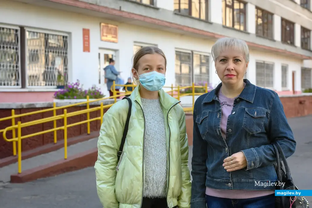 09.09.2022. Бобруйск. Поликлиника №1. Мама привела 12-летнюю Дарью в поликлинику на профостмотр.